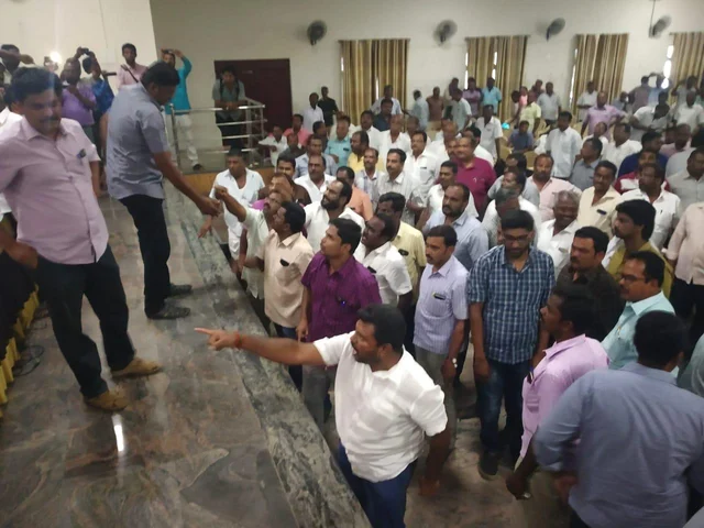`நீ ஓட்டு போட்டு நான் வெற்றிபெறல' - எல்.பி.ஜி லாரி உரிமையாளர்கள் கூட்டத்தில் கூச்சல் குழப்பம்!