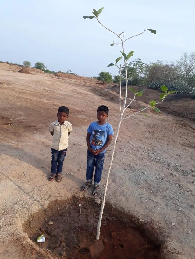 `இப்படிப் பண்ணுனா குடிநீர்ப் பஞ்சம் இந்த யுகத்துக்கு வராது!' கிராமத்தை நெகிழவைத்த அரசுப் பள்ளி ஆசிரியர்