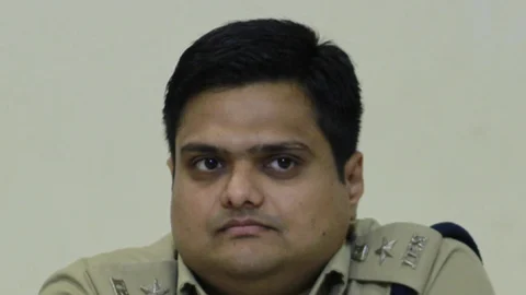 விக்ரமன் (மாற்றப்பட்ட கரூர் எஸ்.பி)
O