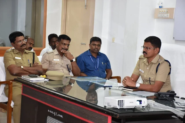 போலீஸாரிடம் பேசும் எஸ்.பி