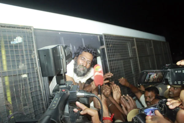 வேனில் கொண்டு செல்லப்பட்ட முகிலன்