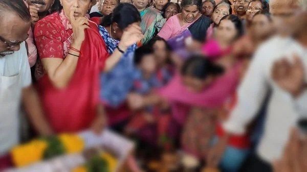 உடலைப் பார்த்து கதறும் உறவினர்கள்