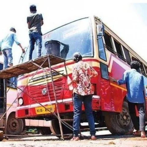 சென்னை ரூட்டுத் தலைகளே... கேரளாவில் `பஸ் டே'ன்னா இதுதான்!