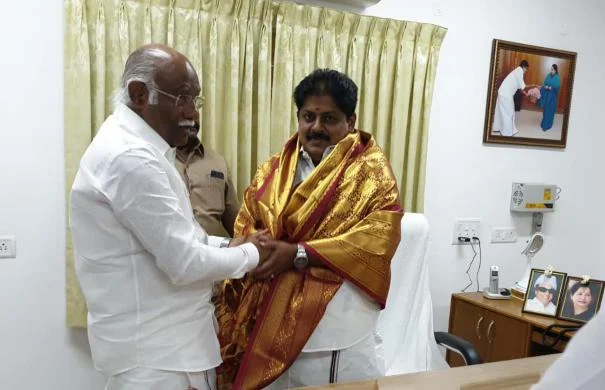 அன்வர் ராஜாவும் மணிகண்டனும்