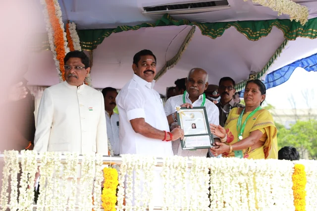 முதல்வரிடம் விருது பெற்ற வீரத்தம்பதி