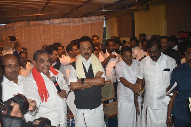 மீட்பு முகாமில் மக்களைச் சந்தித்த தி.மு.க தலைவர் ஸ்டாலின்