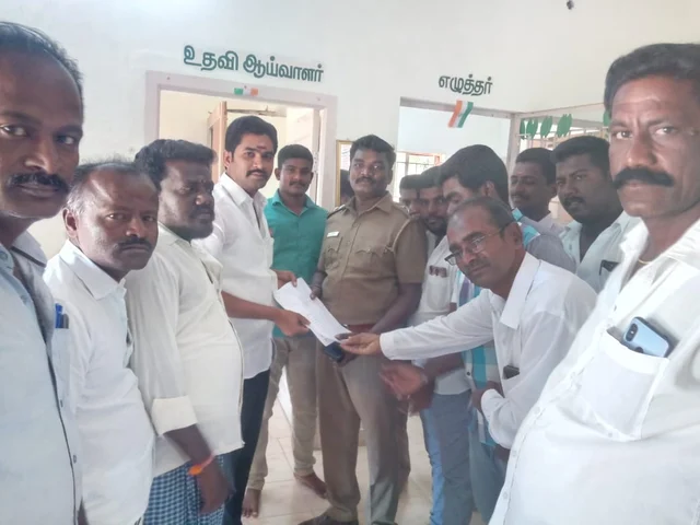 புகார் மனு கொடுத்த அ.தி.மு.க-வினர்