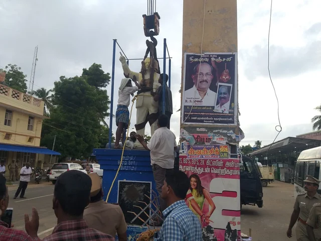 `அம்பேத்கர் சிலை உடைப்பு; கற்களால் தாக்கப்பட்ட காவல்நிலையம், மருத்துவமனை!’ - பதற்றத்தில் வேதாரண்யம்