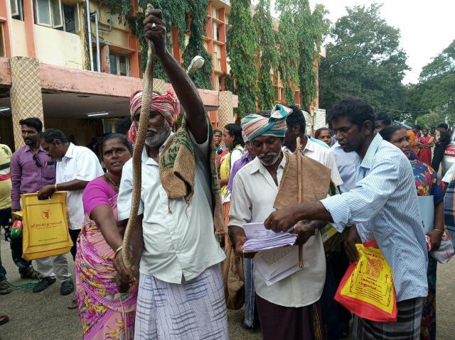 பாம்புகளுடன் மனு கொடுக்க வந்த மக்கள்