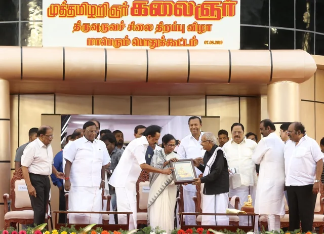 சிலைத் திறப்பு விழாவில் மம்தா