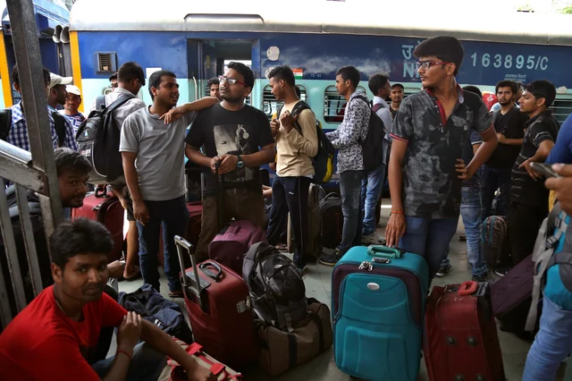 காஷ்மீரை விட்டு வெளியேறும் பயணிகள்