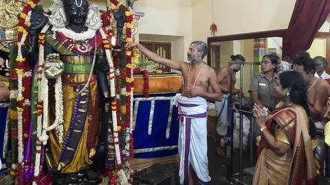 அத்திவரதரை தரிசிக்கும் ராஜாத்தி அம்மாள்