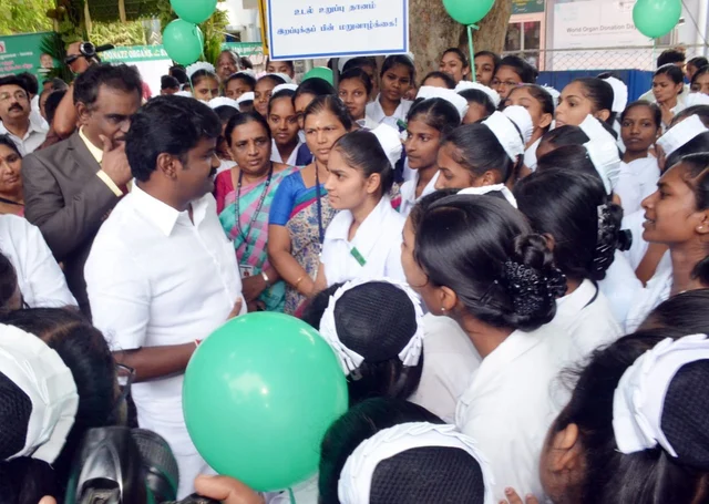 செவிலிய மாணவிகளிடம் பேசும் அமைச்சர் விஜயபாஸ்கர்