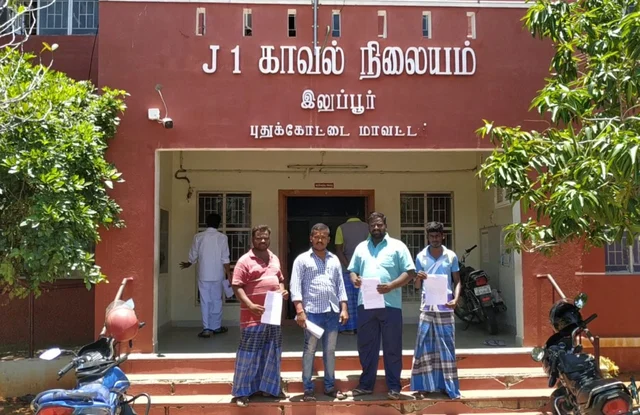 புகார் கொடுக்க வந்த அ.தி.மு.க-வினர்