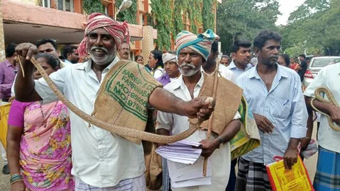 பாம்புகளுடன் மனு கொடுக்க வந்த மக்கள்.