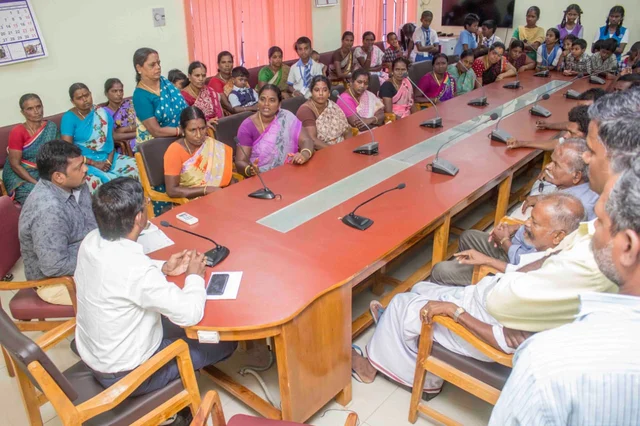 பேச்சு வார்த்தை நாடத்தும் அதிகாரிகள்