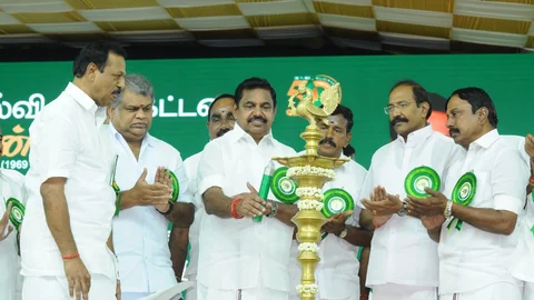 கல்லூரி விழாவில் எடப்பாடி பழனிசாமி