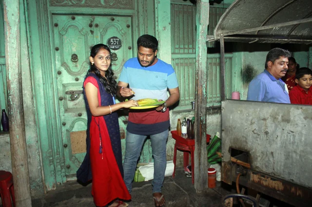 வாடிக்கையாளர்கள் சௌமியா, நவீன்.