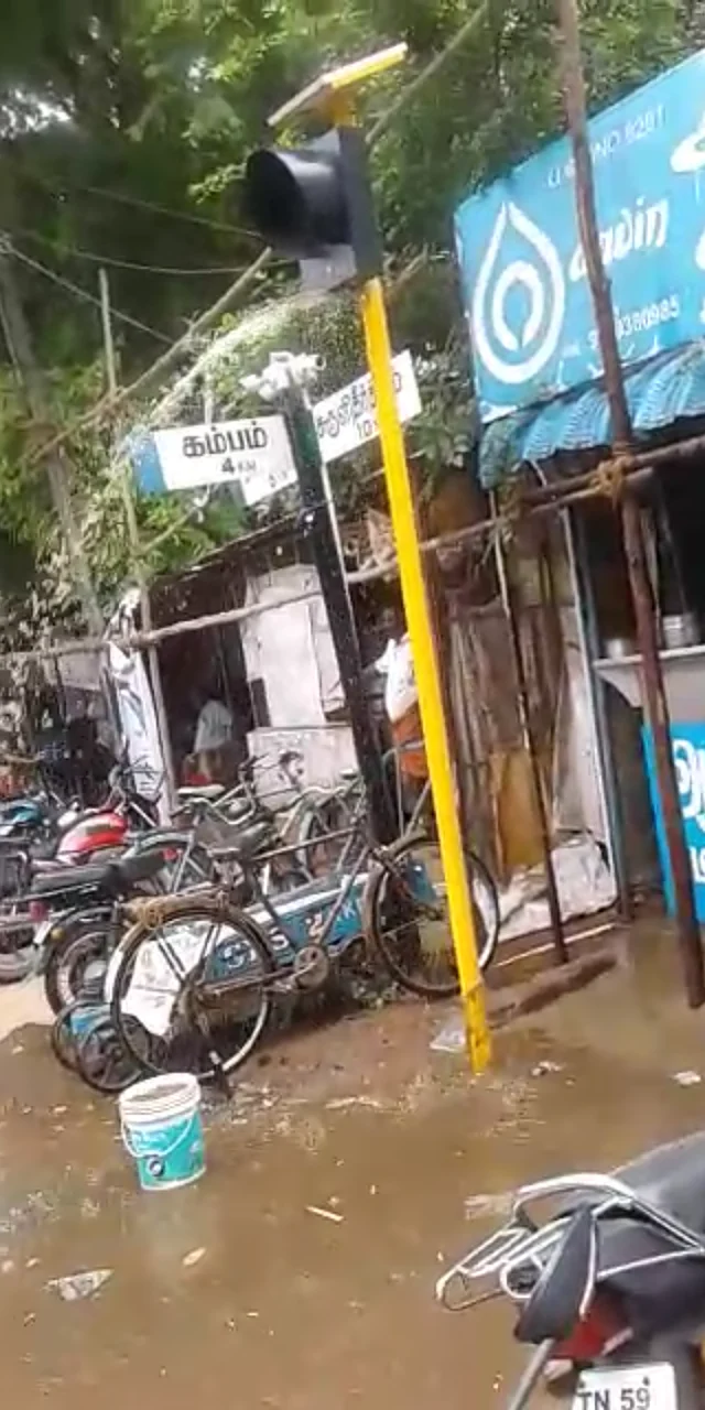 சிக்னல் பைப்பிலிருந்து கொட்டும் தண்ணீர்