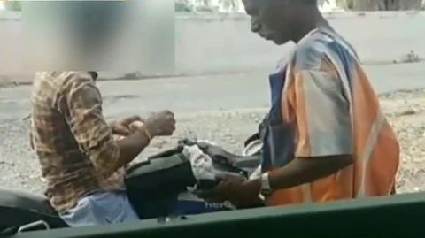 சாராயம் விற்கும் இளைஞர்