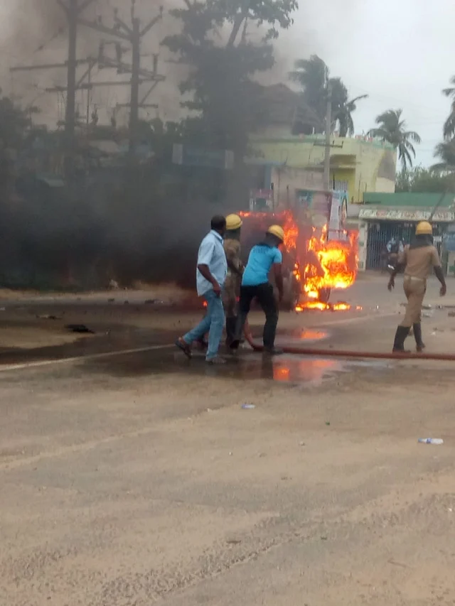 `அம்பேத்கர் சிலை உடைப்பு; கற்களால் தாக்கப்பட்ட காவல்நிலையம், மருத்துவமனை!’ - பதற்றத்தில் வேதாரண்யம்