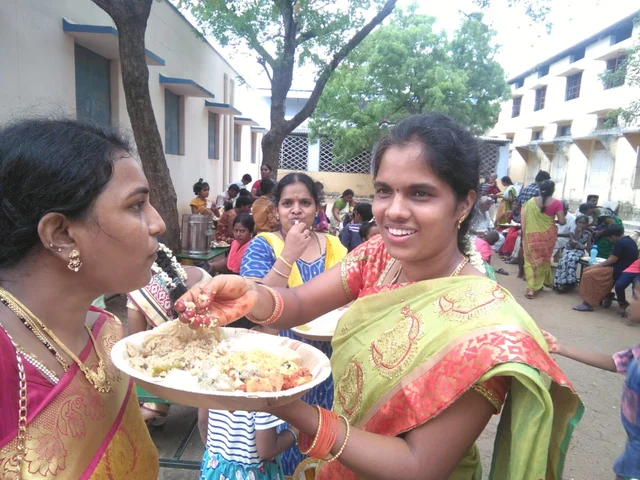 தோழிக்கு உணவு ஊட்டிவிடும் முன்னாள் மாணவி