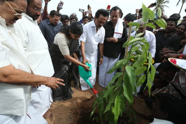 மரம் நடுவிழாவில் கனிமொழி