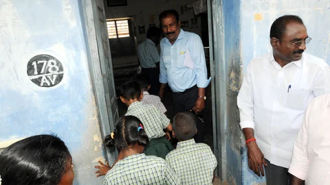 பள்ளிக்குள் உற்சாகத்துடன் செல்லும் மாணவர்கள்