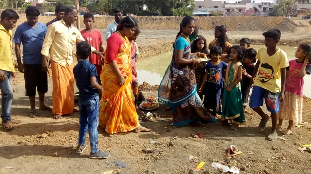 குளத்தில் ஆடிப்பெருக்கு கொண்டாட்டம்