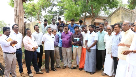 ஊர்மக்கள் மற்றும் அதிகாரிகள்