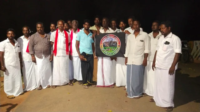 கொடியுடன் ஊர் மக்கள்
