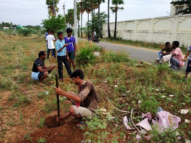 பணியில் இளைஞர்கள்