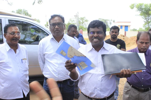 ஐ.ஓ.சி அதிகாரிகள்