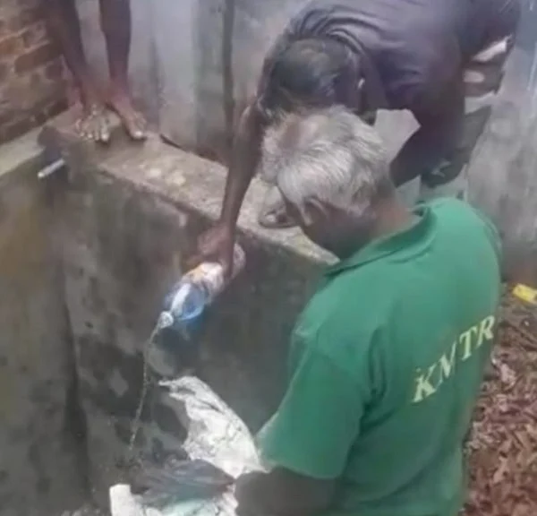 மண்ணெண்ணெய் ஊற்றும் ஊழியர்கள்