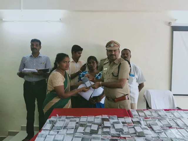 கைபற்றப்பட்ட செல்போன்களை உரியவர்களிடம் ஒப்படைக்கும் போலீஸார்!