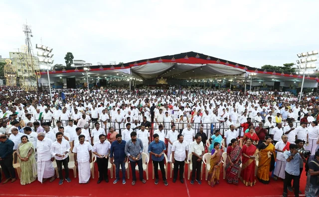 மேடையின் கீழ்வரிசையில் கனிமொழி