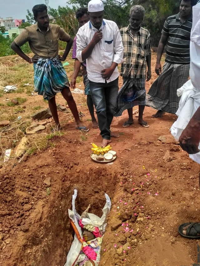 சண்முகம் இறுதிச் சடங்கில் சாதிக் அலி