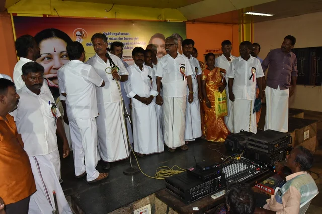 மேடையில் ஆர்சி.கோபி