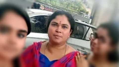 தாய் ராஜேஸ்வரியுடன் மானசா, பூமிகா