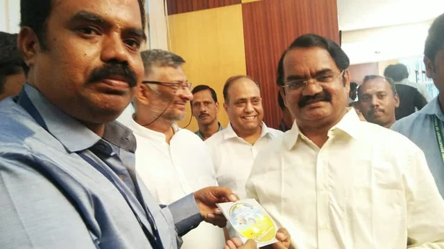 ஆசிரியர் தனபால் மயில்சாமி அண்ணாதுரையுடன்