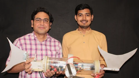 ரோபோவுடன் பேராசிரியர் பிரபு ராஜகோபால்