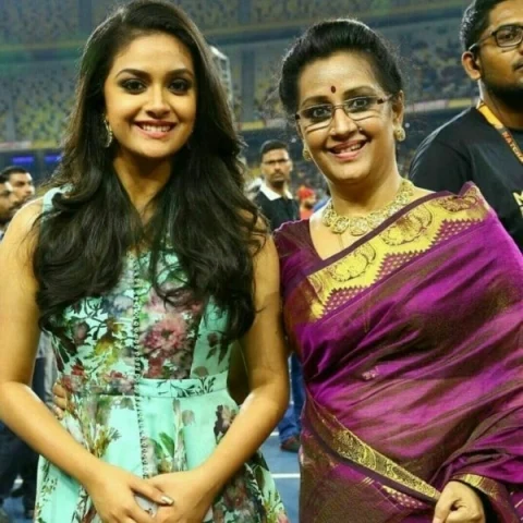 அம்மாவுடன் கீர்த்தி சுரேஷ்