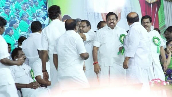 நாற்காலி சண்டை...