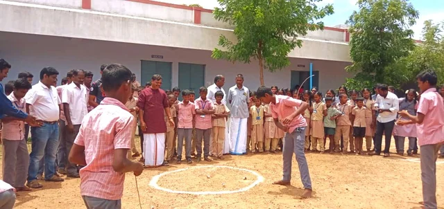 பம்பரம் விளையாடும் மாணவர்கள்
