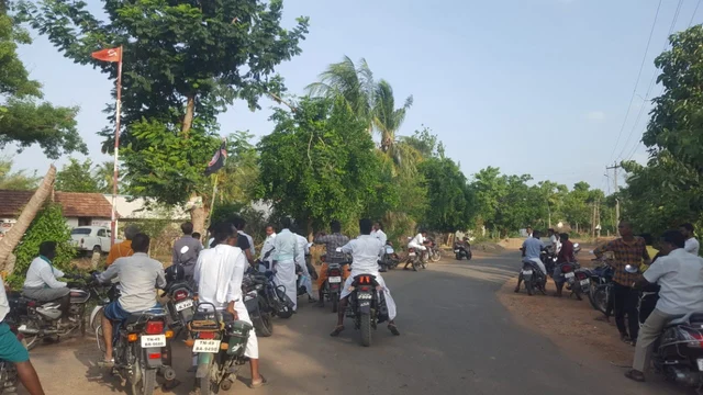 கொடி ஏற்றும் மக்கள்