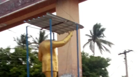 சிலை உடைப்பு