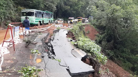 கூடலூர் சாலையில் ஏற்பட்டுள்ள பிளவு