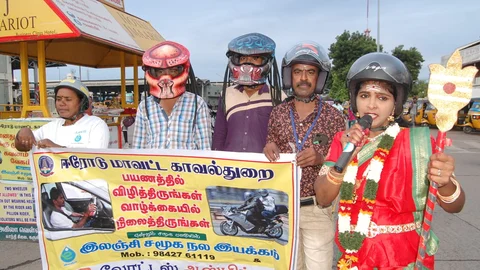 அம்மன் வேடமணிந்து பிரசாரம் செய்யும் சமூக சேவகி