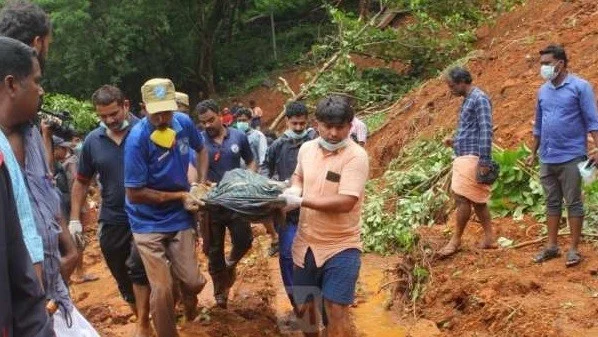 சடலத்தை மீட்டு வரும் குழுவினர்