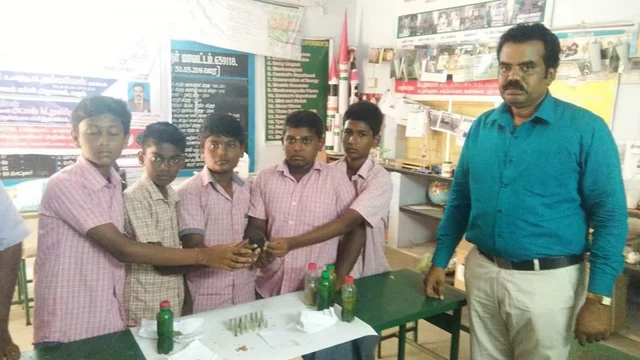 நீர் செயற்கைகோளுடன் மாணவர்கள் மற்றும் தனபால்